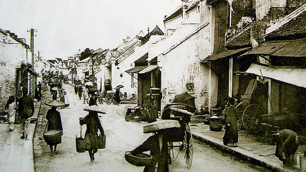 Gánh phở rong Hà Nội xưa và quán phở thời bao cấp.