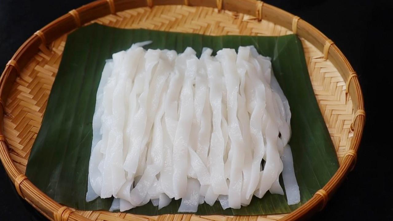 Sợi bánh phở trắng mịn và lát thịt bò tái mỏng.