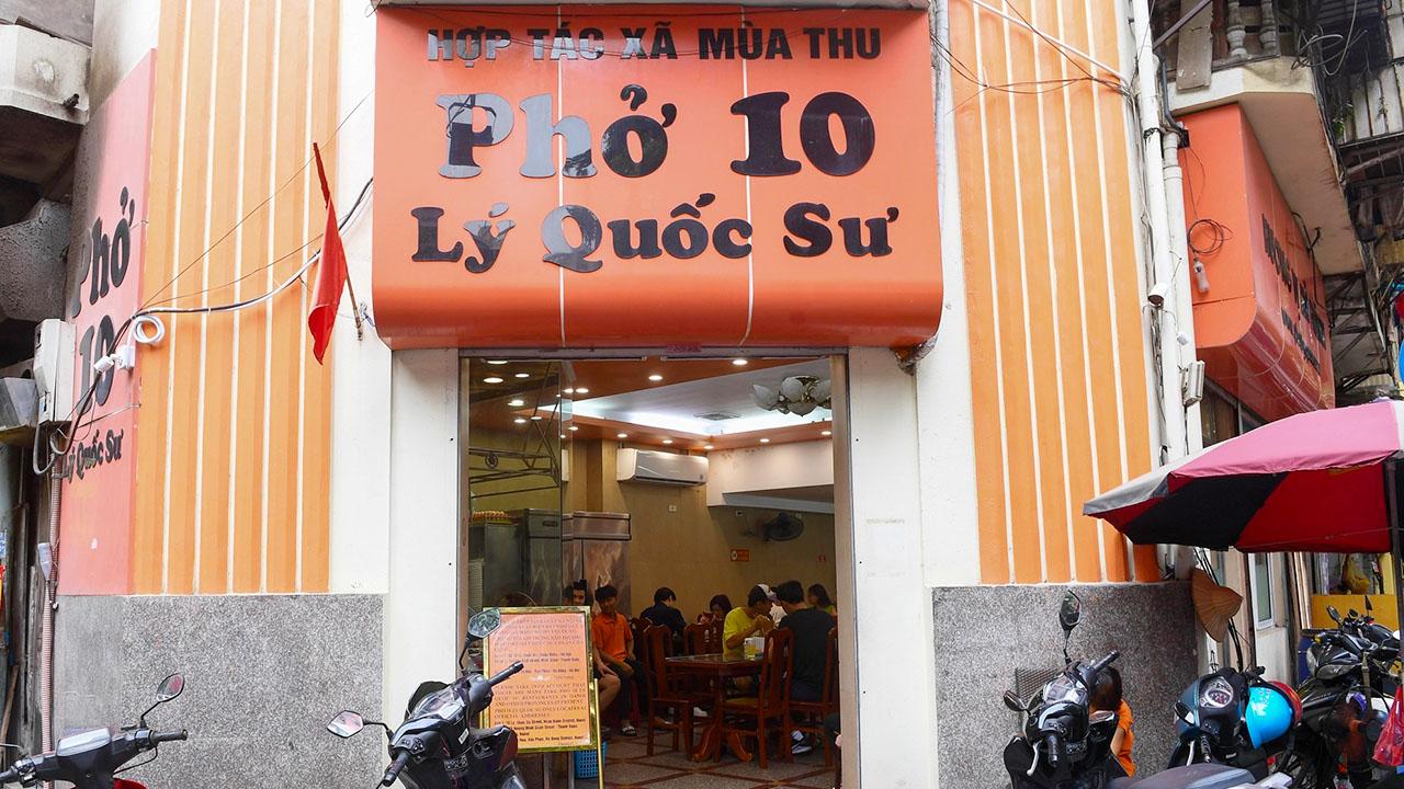 Tô phở bò nóng hổi tại quán Phở 10 Lý Quốc Sư Hà Nội.